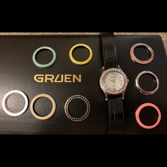 Watch with interchangeable band and bezels. - Picture 3 of 4